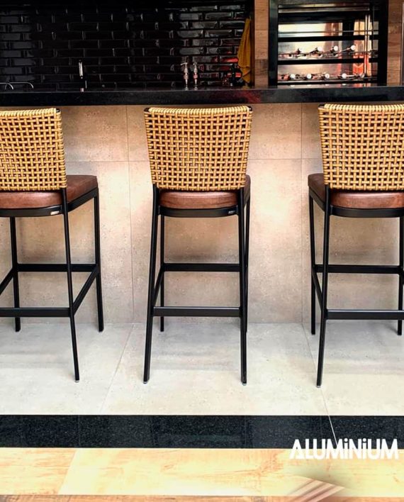 Banqueta Itapema em aluminio pintado- Fibra Sintética no telado..