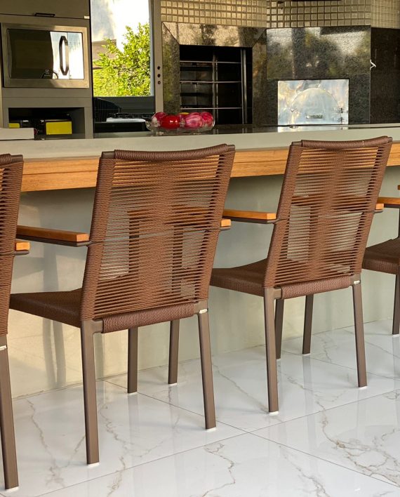 Poltona Parati em aluminio pintado – com detalhe em peroba e corda sintética